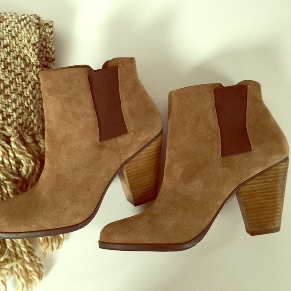 Vince Shoes - 1HR SALE✂️“VINCE” VINCE CAMUTO Stacked Heel Bootie